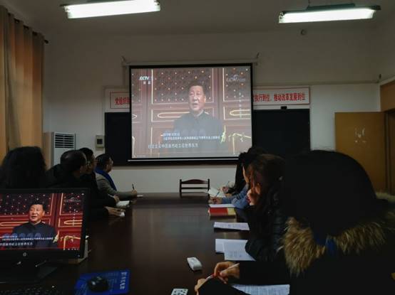 说明: I:\saving\2020年11月至2021年2月\关于组织学习\关于组织观看《为了和平》20201221\必赢线路检测3003no1组织全体教职工观看纪录片《为了和平》\必赢线路检测3003no1教工第一党支部《为了和平》观看学习开展情况\教工第一党支部组织观看照片集\支部集体观看 1.jpg